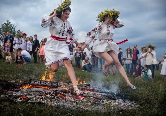 V Bulharsku se na Prvního máje skáče přes oheň. (foto: Shutterstock) shutterstock 450010396