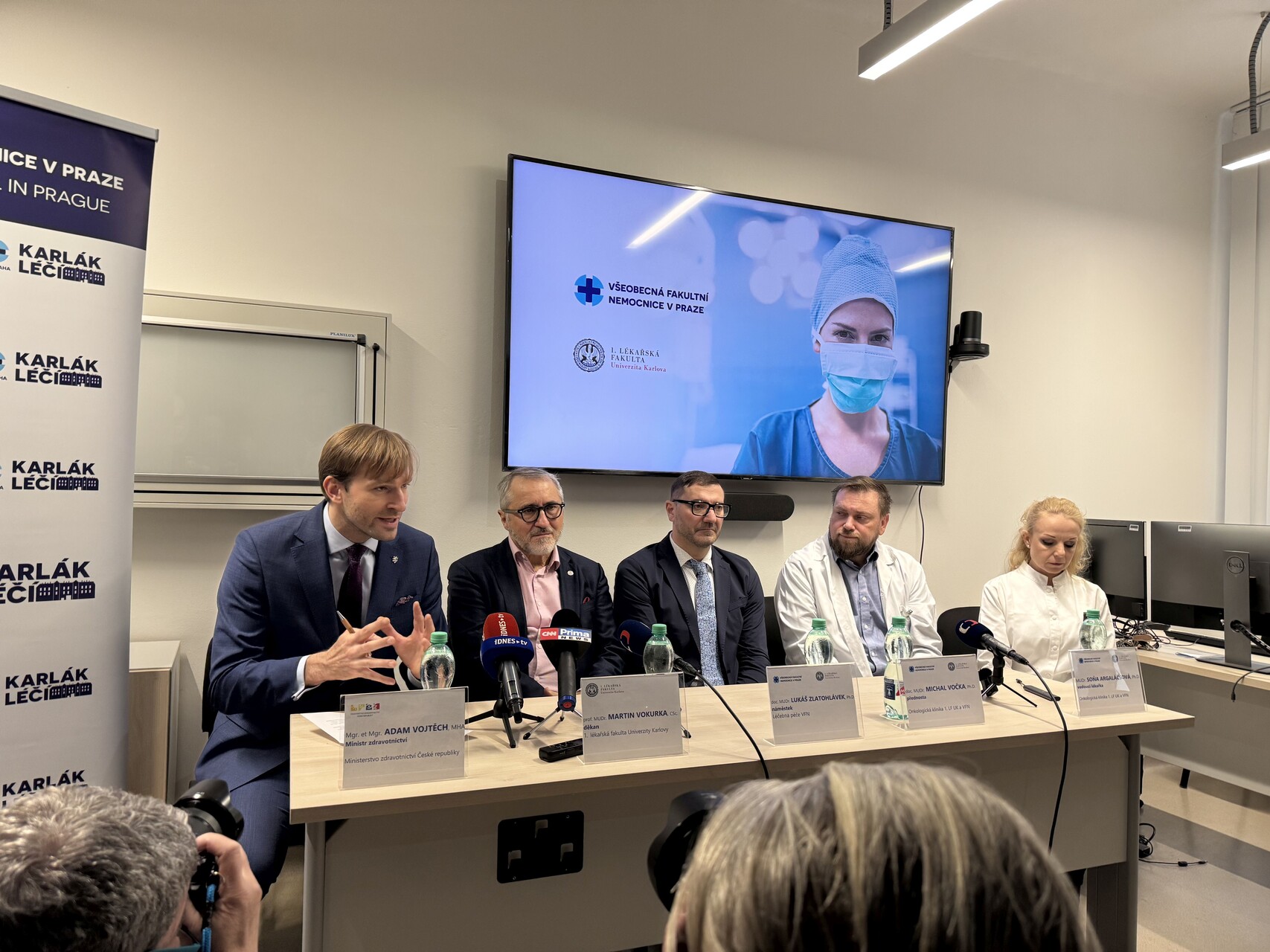 Tisková konference k představení nového přístroje Radixact. Vlevo ministr zdravotnictví Adam Vojtěch. tk rad 2601 vfn