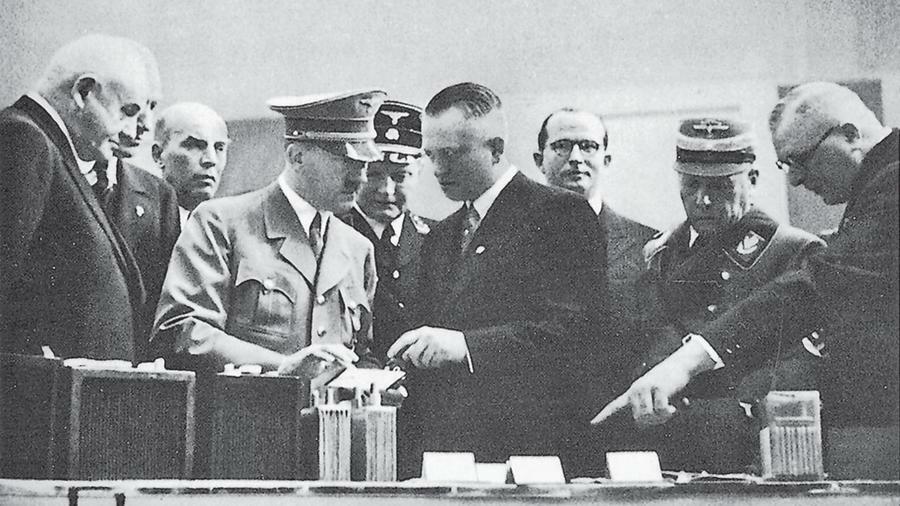 Günther Quandt v rozhovoru s Adolfem Hitlerem (zdroj: Wikimedia Commons) adolfguntherquandt