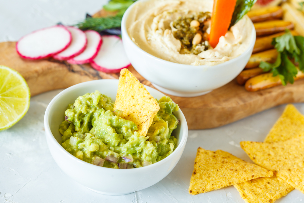 Hummus nebo avokádové guacamole může být příjemnou změnou. shutterstock 718631923
