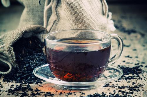 Jste unavení? Dopřejte si šálek černého čaje. caj shutterstock 351443348