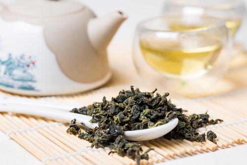 Oolong je polozelený čaj a jeho název v čínštině znamená "černý drak." caj shutterstock 522718252