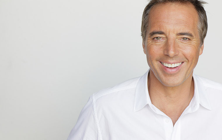 Dan Buettner navštívil 5 míst, kde lidé zapomněli umírat. Poznatky shrnul v knize Blue Zones. dan buettner 760x480