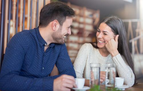 Pozvěte svou drahou polovičku třeba na večeři a zkuste si spolu zaflirtovat jako na začátku vašeho vztahu. flirt shutterstock 539668696