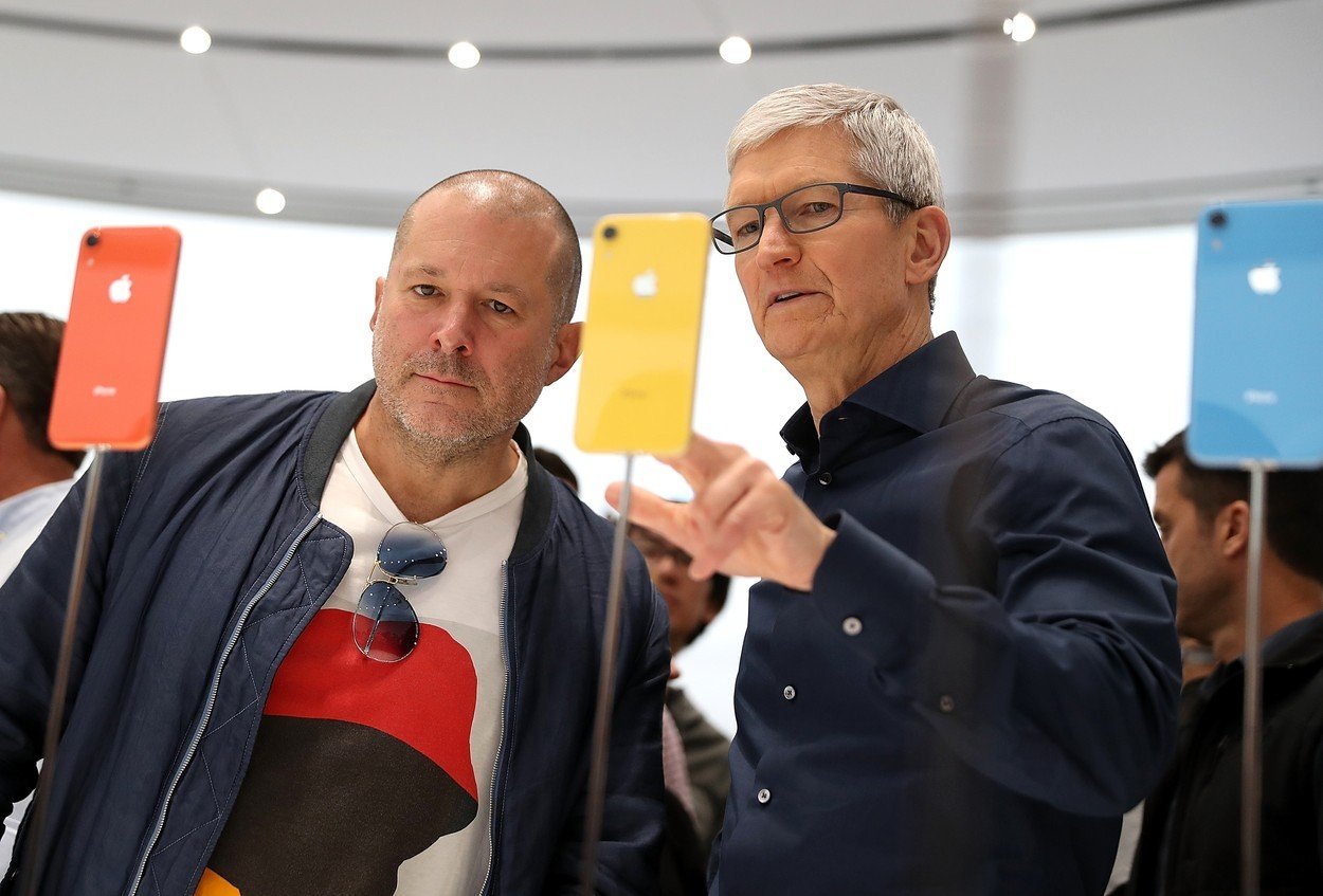 Jony Ive a současný CEO Applu Tim Cook: Docela se nám ten iPhone XR povedl... ivy 3 0386464304