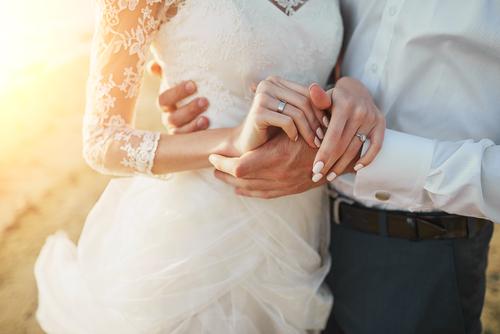 Vysokoškolsky vzdělané ženy "randí" 2krát déle než řeknou své ano. shutterstock 349667540