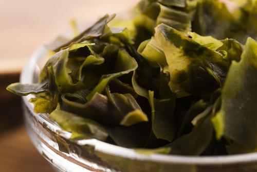 Řasu wakame můžete použít do polévky nebo si z ní připravit svěží salátek. shutterstock 555737854