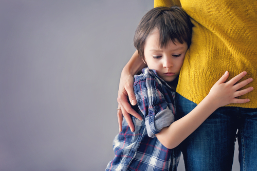 Když v rodině jeden z rodičů chybí, mělo by mít dítě možnost si svůj vzor najít - například v učiteli či trenérovi. shutterstock 390634105