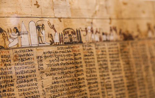 Egypťané sami pojmenovali Knihu mrtvých jako „Kapitoly o vycházení z hmotného světa do Bezbřehé záře“. shutterstock 224675539