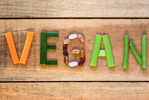 Jíst rostlinnou stravu nečinně není to samé, co být opravdovým veganem. shutterstock 375257995
