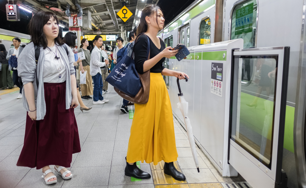 Hrudní přepážky ve stanici meta v Harajuku mají zabránit sebevrahům vrhnout se pod vlak. japonsko bariera