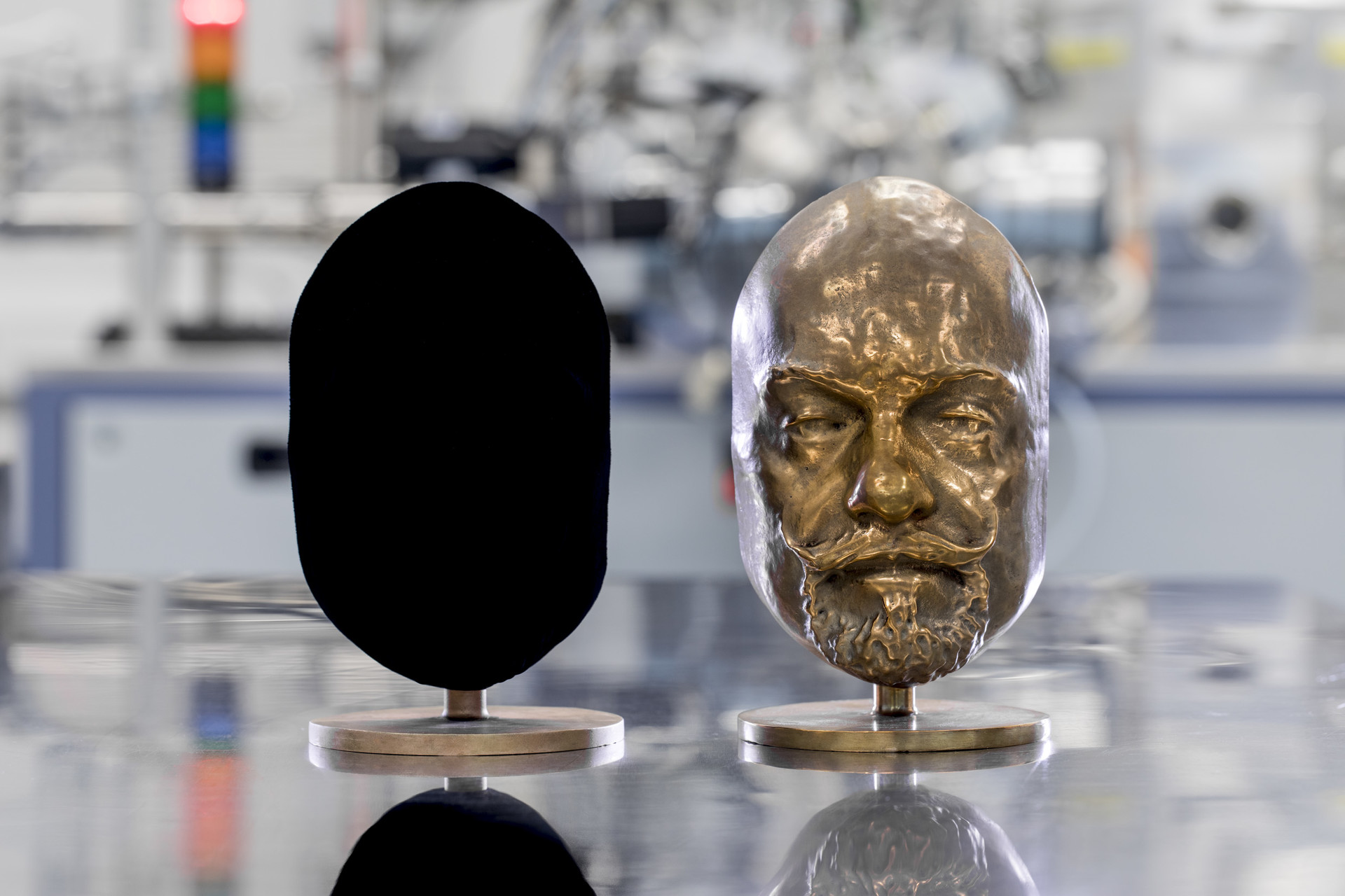 Nejčernější černá umí zneviditelnit objekty. black1