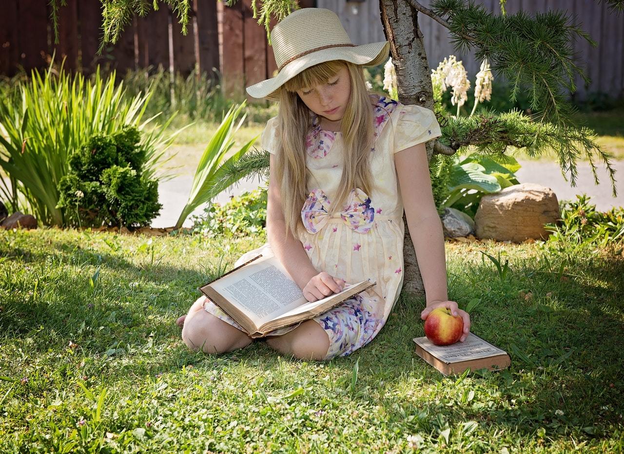 Pokud budete číst kojencům, je větší šance, že si děti ve vyšším věku budou chtít číst samy. child girl read learn 159543