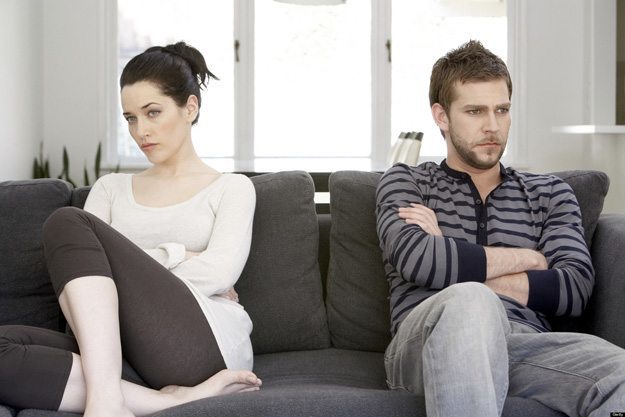 Člověk má tendenci trvat na svém původním názoru, a to i tehdy, kdy si není jistý. couple arguing facebook