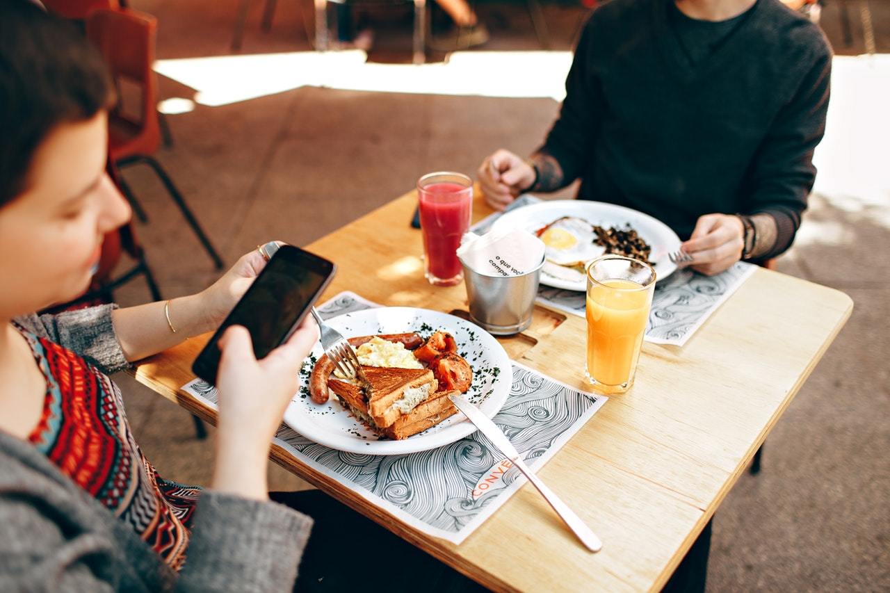 Umíme ještě normálně konverzovat? S mobilním telefonem to jde těžko... pexels photo 693269