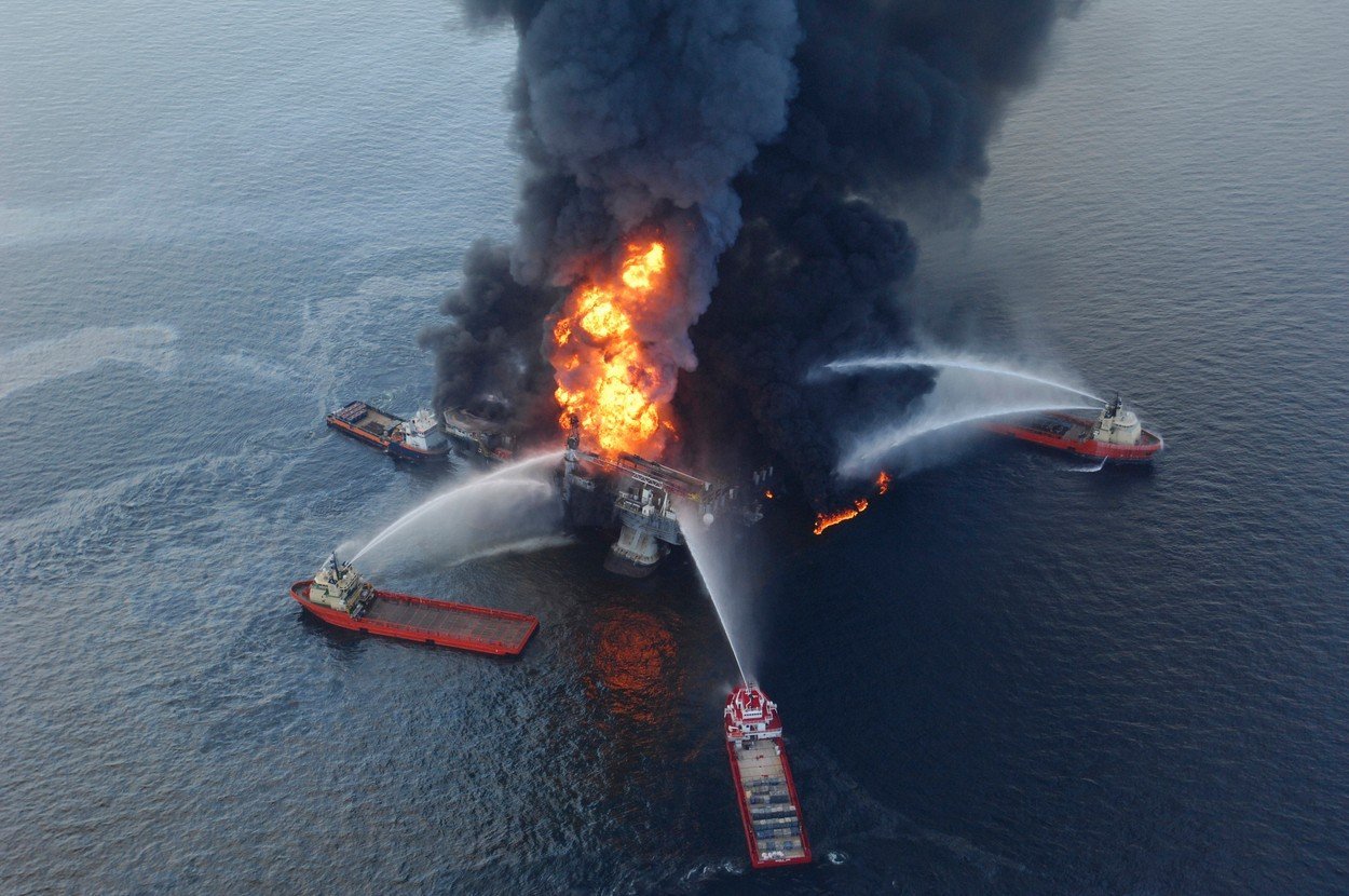 Rozsáhlý požár ropné plošiny Deepwater Horizon. Požárem katastrofa jen začala. profimedia 0056828898