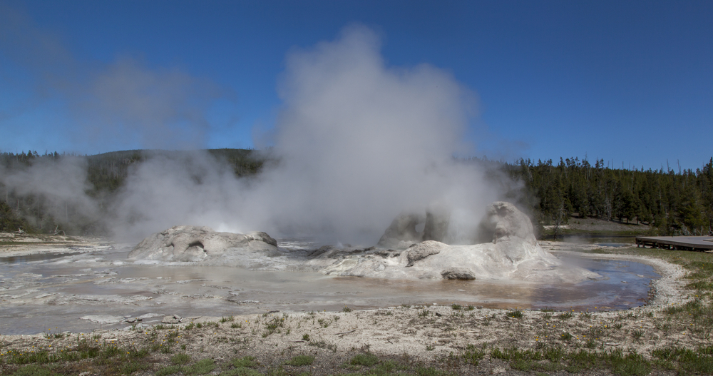 Mírné erupce zaznamenává vulkán i nyní, důkazem jsou gejzíry horké vody a páry. shutterstock 149051768