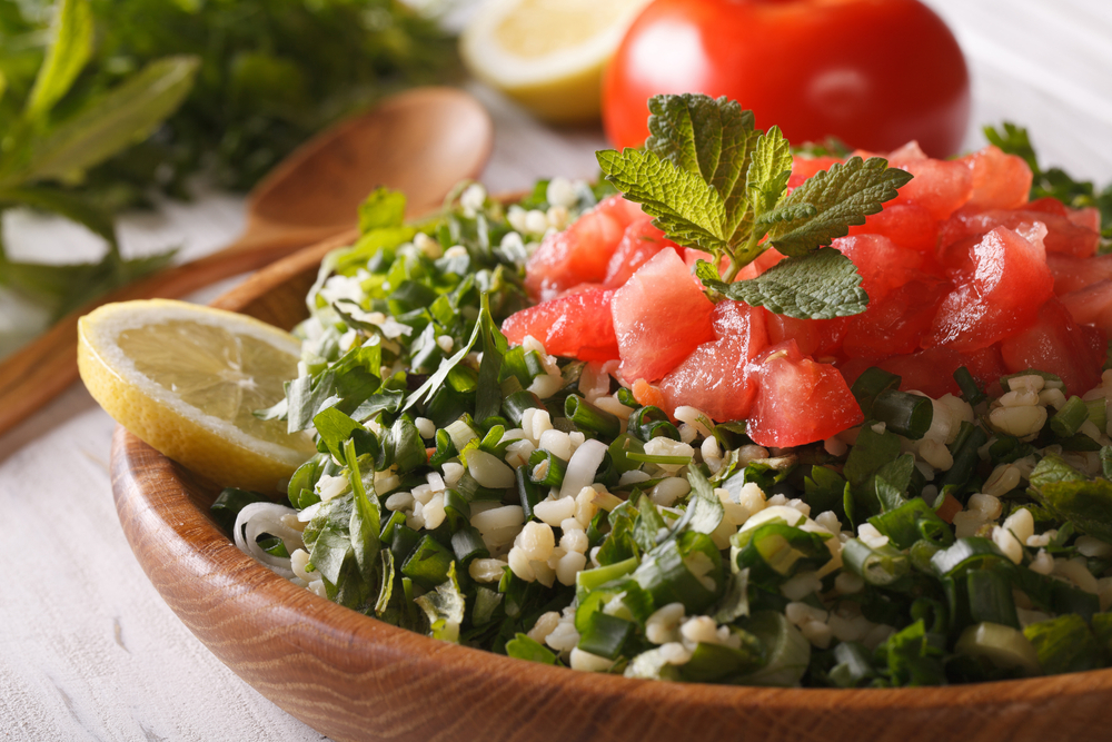 Domácí salát tabouleh je skvělý na doplnění vlákniny shutterstock 282976049