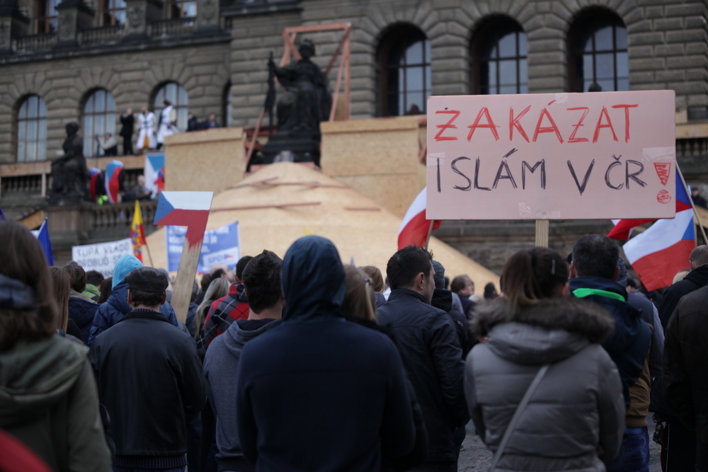 Zlaté časy z Václaváku jsou už pryč. Ale zasahovat proti komu stále ještě je. shutterstock 344838023