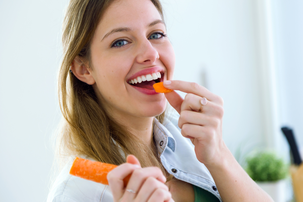 I když léto končí, alespoň opálení si můžeme prodloužit. Správnou stravou. shutterstock 354503942