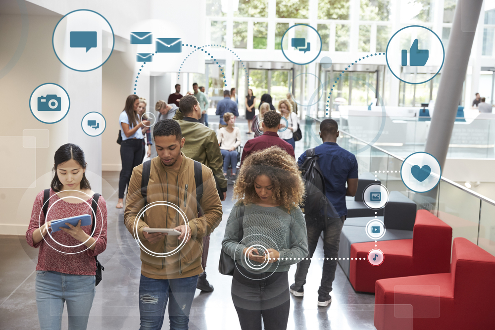 Sociální média se stala součástí našich životů. Nad důsledky se moc nepozastavujeme. Zatím. shutterstock 493599385
