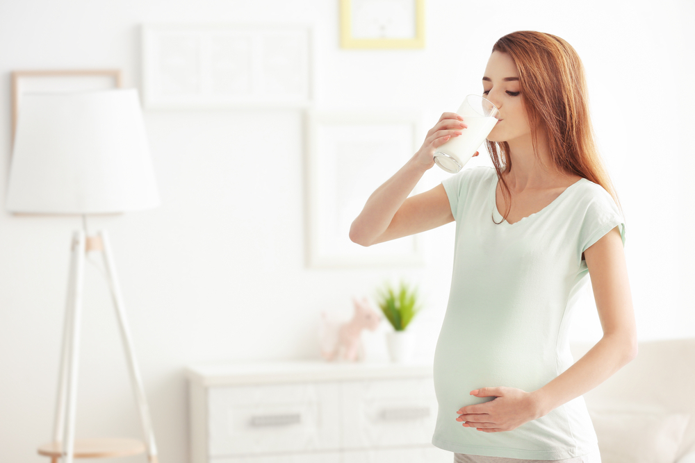 Doporučení pít mléko pro těhotné je přinejmenším kontroverzní. Zahleňuje a zatučňuje. shutterstock 542264563