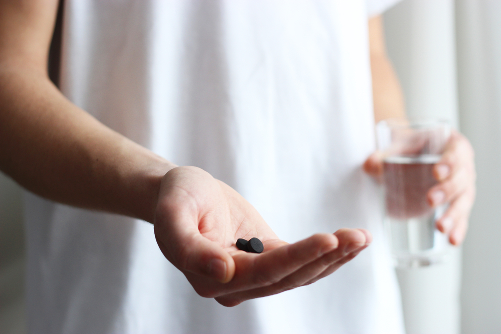 Aktivní dřevěné uhlí můžete konzumovat i v pilulkách, nesmíte ale brát jiné léky shutterstock 550468099