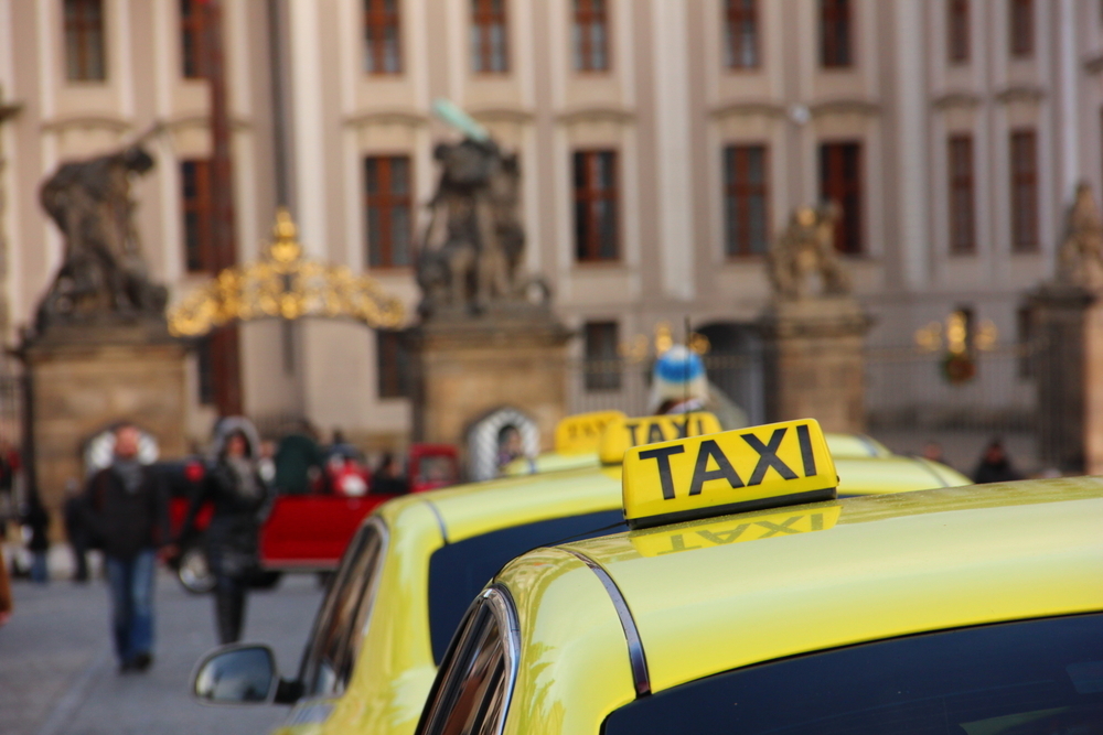Taxikáři v Praze opět něco chystají. Akce nazvaná Den bez okrádání to tentokrát údajně nebude. shutterstock 552627712