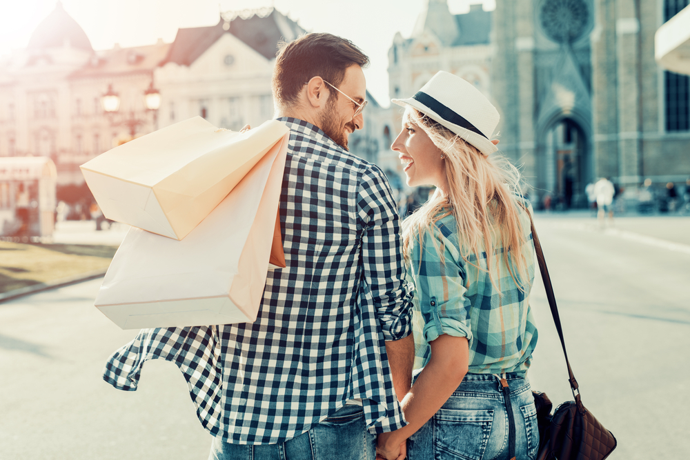 Zlé jazyky tvrdí, že skutečná láska se pozná po třech hodinách strávených v obchodním centru. shutterstock 582603478