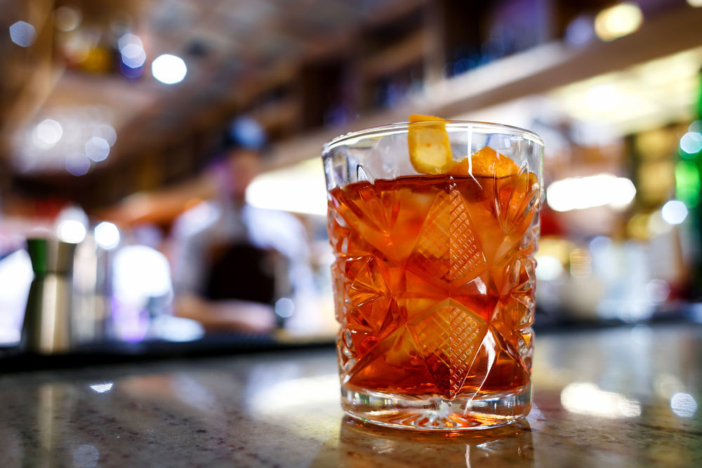 Rum je nezdravý, pomerančová slupka zase moc. Tak snad by to šlo nějak zkombinovat? shutterstock 625118114