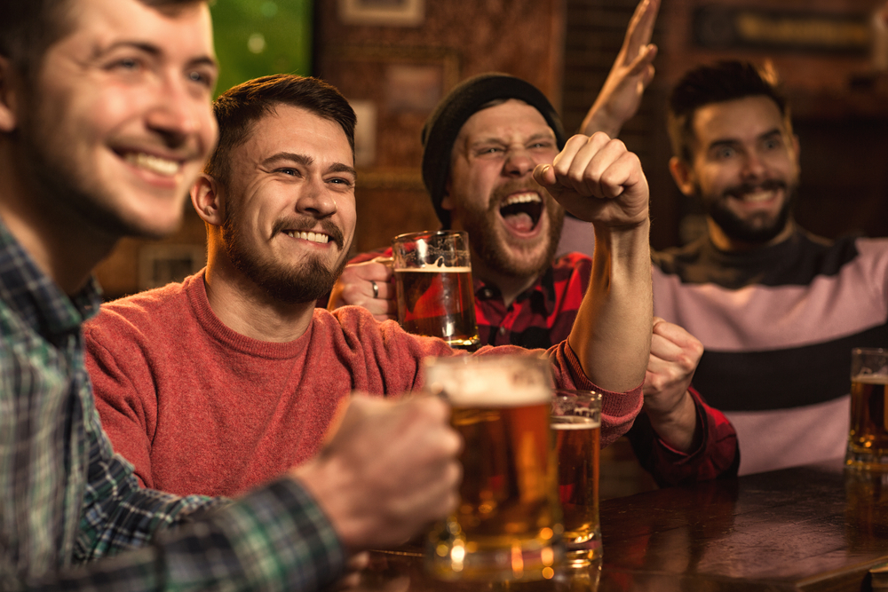 Většina lidí pije alkohol kvůli socializaci. Problém je, když si alkoholem začneme řešit vlastní problémy shutterstock 640272166