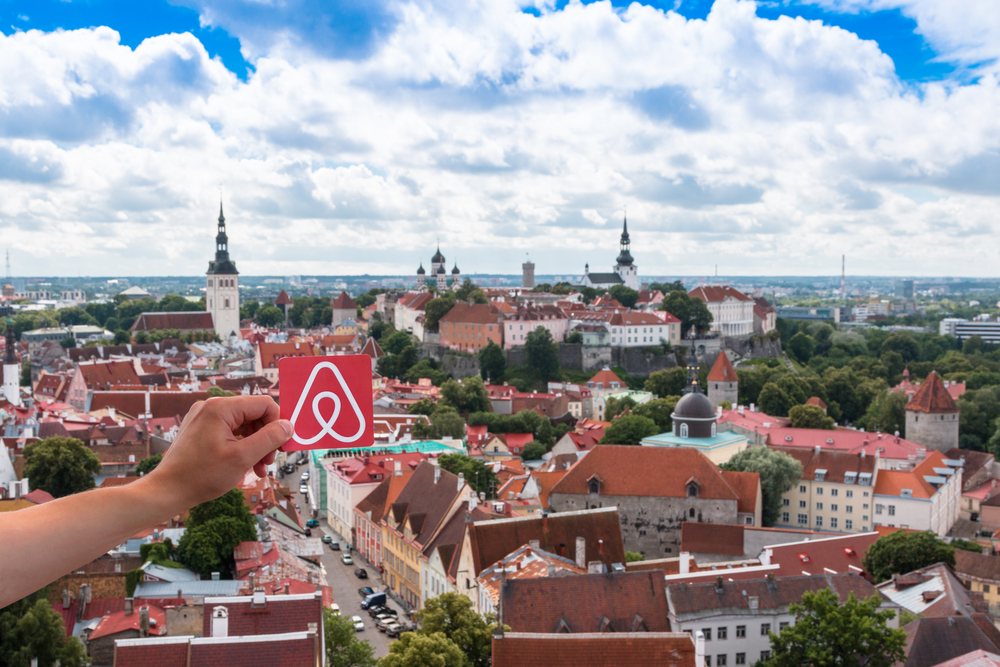 Zakázat Airbnb v Praze? To není řešení, turisté se přesunou do jiných metropolí. Oblíbený je třeba estonský Talin. shutterstock 712018735