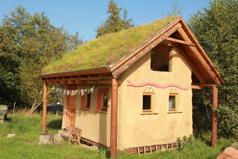 Petr Skořepa staví hlavně z hlíny a ze slámy, v poslední době ale přechází i k moderním materiálům. Ovšem k těm, které vydrží a jsou ekologicky nezávadné img 0888