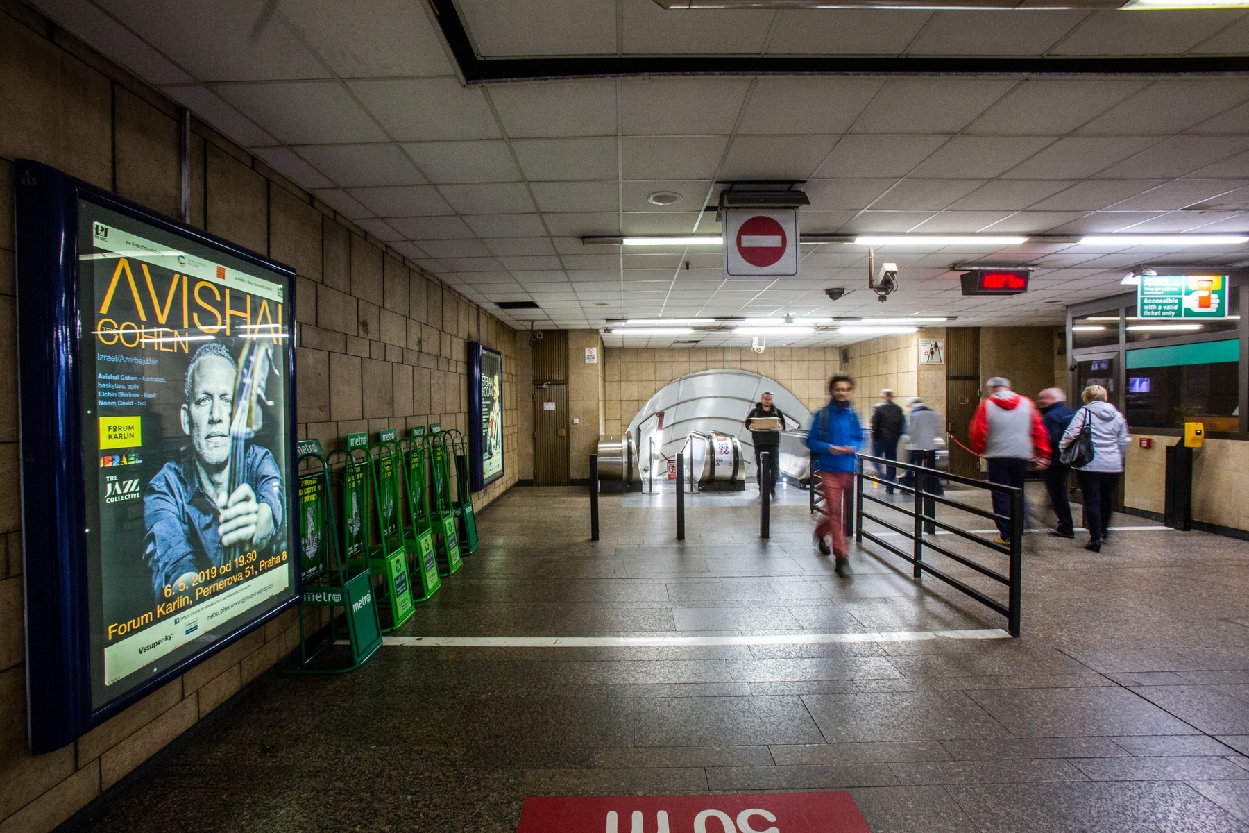 Podchod stanice metra Staroměstská. Z reklamy se tu dozvíte například to, co Prahu čeká za kulturu profimedia reklama metro