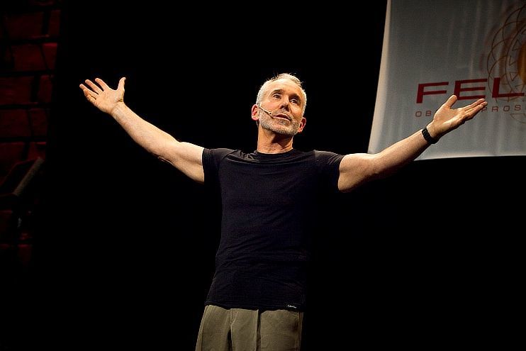 Dan Millman je v Praze poměrně častým hostem. Tentokrát bude vystupovat s Kovym či Jiřím Charvátem 33