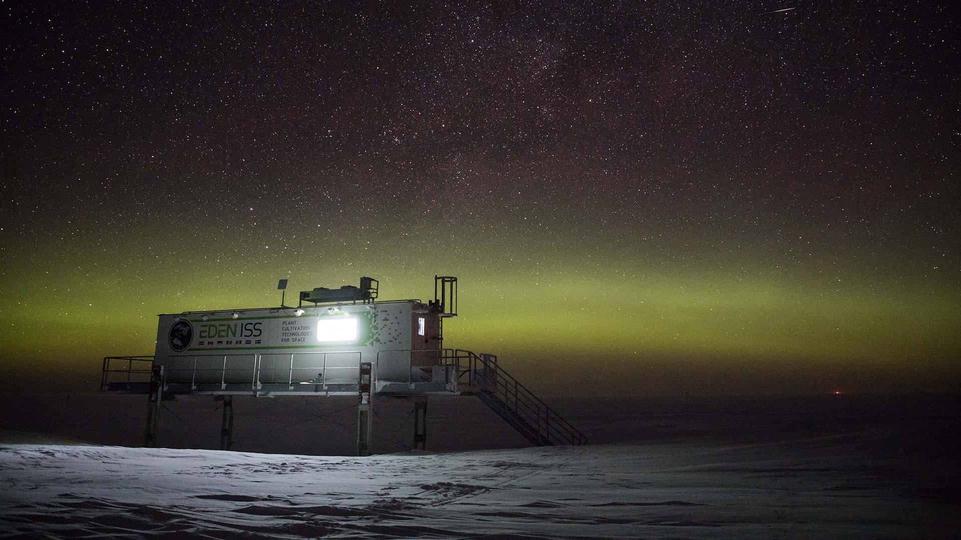 Eden ISS je součást základny Neumayer III na Antarktidě. Právě zde vzniká lahodná zelenina ve vesmírných podmínkách eden iss greenhouse under the southern lights