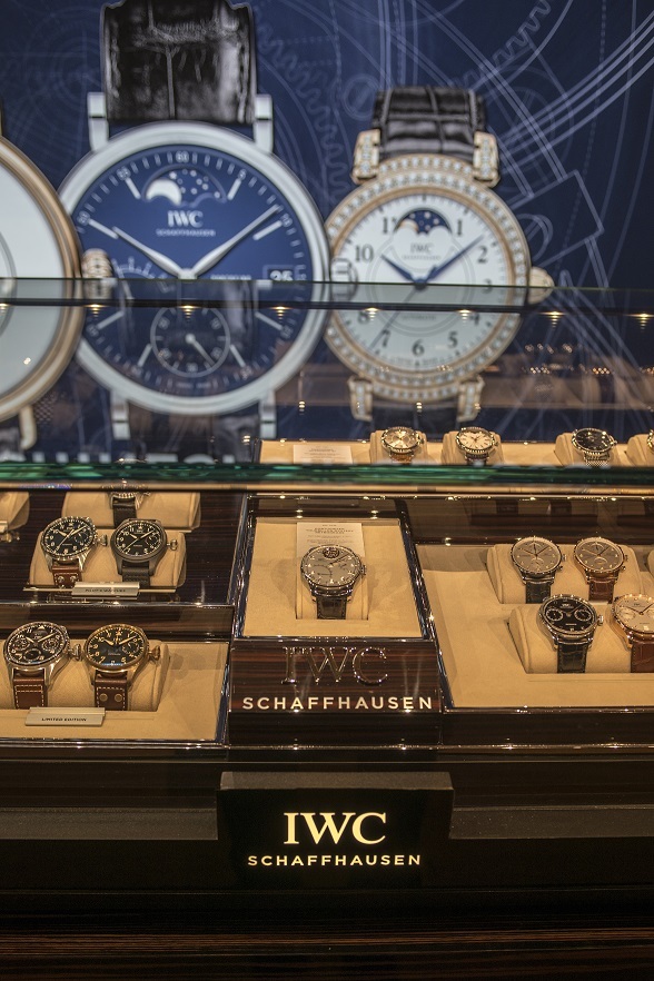 Na veletrhu se představilo dvanáct výrobců luxusních hodinek, mimo jiné i hodinářství IWC Schaffhausen iwc carollinum mala