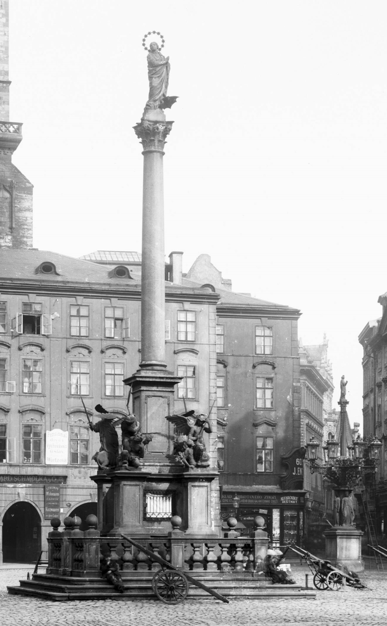 Mariánského sloupu se zatím nedočkáme. V roce 1918 byl stržen chlapci ze Žižkova, kteří tak projevili hrdinný odpor proti Habsburkům sloup wiki