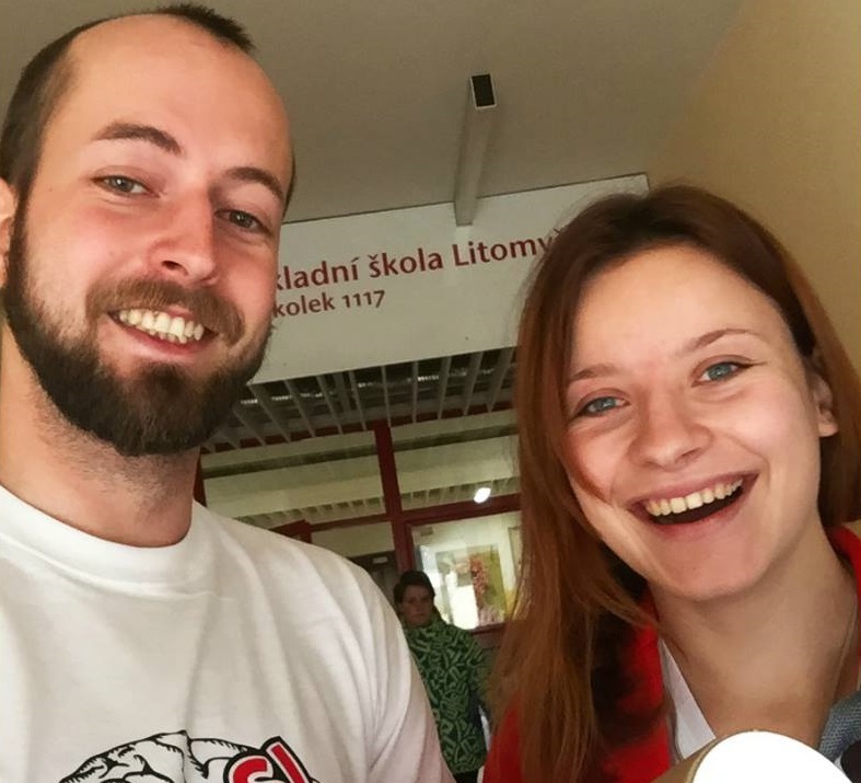 Pro jistotu a pro čtenáře fake news: Kateřina je vpravo, vlevo její kolega ze Zvol si info Vojtěch Bruk katerina