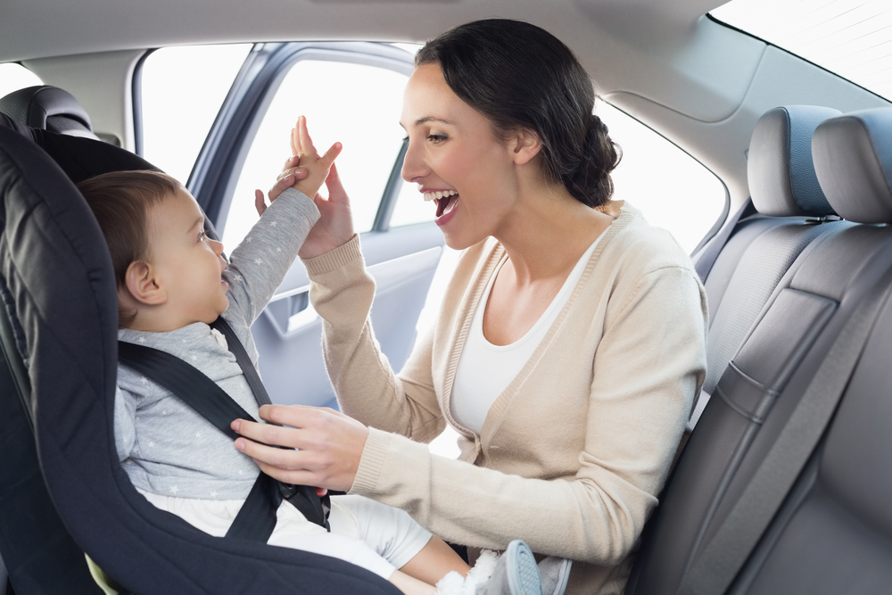 Za nejbezpečnější místo je považováno zadní sedadlo automobilu a nejmenší miminka musí být v sedačce proti směru jízdy. autosedacka shutterstock 255888958