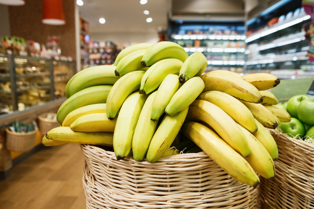 Za banány dáme kolikrát jen pár korun. Díky tomu se jejich pěstitelé potýkají doslova s vykořisťováním. banany shutterstock 565820755