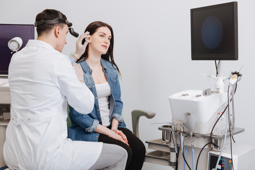 Jestliže bolest přetrvává déle než 3 dny, ukončete samoléčbu a vydejte se za doktorem. bolest usi shutterstock 628320440