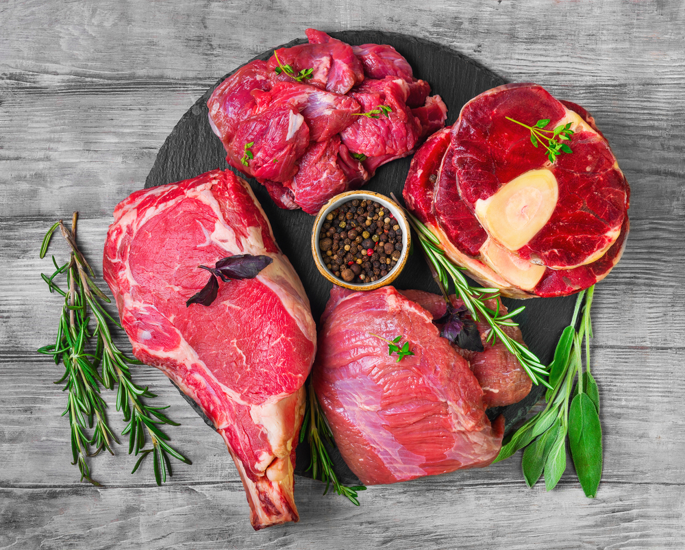 Za červené maso se považuje hovězí, vepřové, skopové, kachní, husí a zvěřina. cervene maso shutterstock 590140625