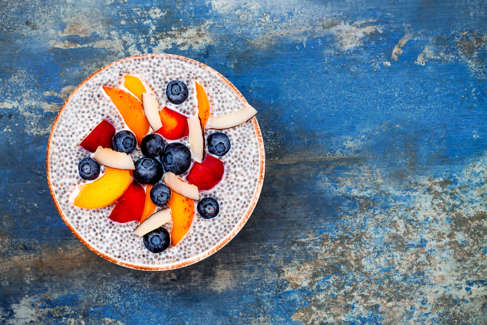 Chia pudink může mít tisíc chutí, záleží jen na vás, o jaké ovoce ho obohatíte. chia pudink shutterstock 472695826