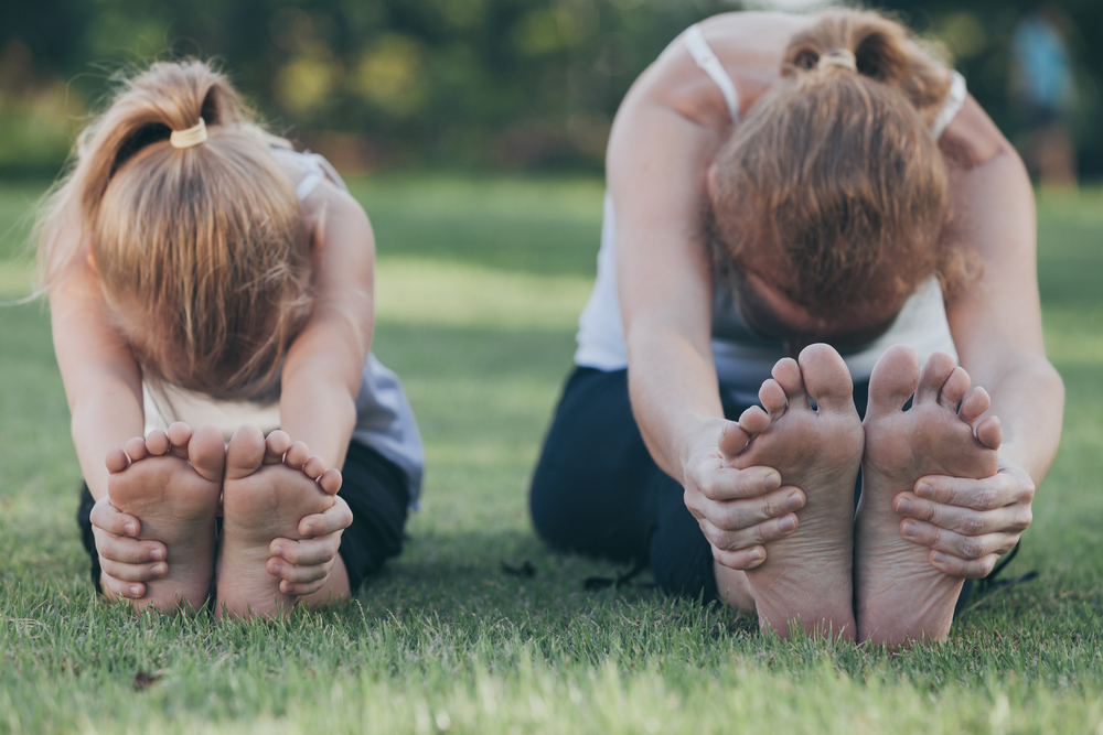 Víkendový kemp nabízí dětem opravdu bohatý program, včetně jógy. detska yoga shutterstock 554191051