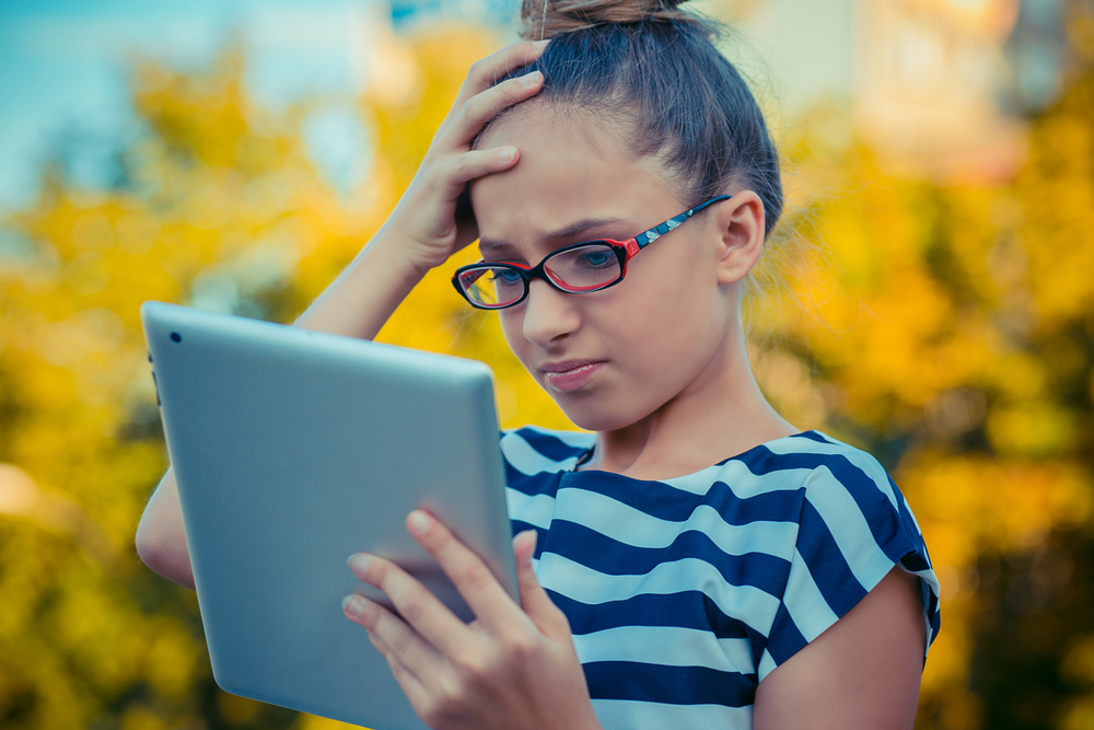 Se svými potomky se o informace podělte, ale snažte se vybírat taková média, která ukazují fakta. dite cte shutterstock 530638744