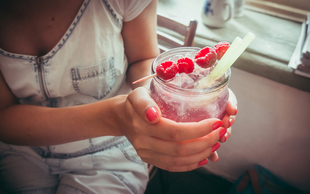 Nejlepším řešením, jak se vyhnout škodlivým látkám v minerálkách, je dochucovat si vodu ovocem, ať už perlivou nebo obyčejnou. domaci limonada shutterstock 212192482