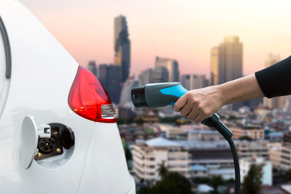 Možnost dobíjet auto v místě, kam jedete, je jedna z klíčových věcí pro rozvoj elektromobility. elektromobil shutterstock 577646719