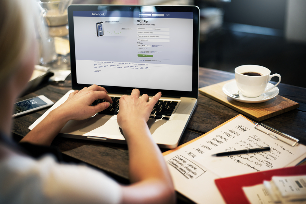 Sebevědomí ženy klesá s počtem stráveného času na sociálnch sítích. facebook shutterstock 323829242