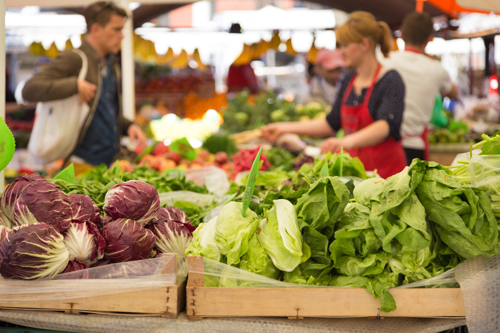 Kvalitní potraviny byste měli nalézt i u menších prodejců na farmářských trzích. farmarske trhy shutterstock 224947675